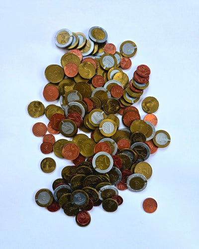 Eurokolikoita kasassa pöydällä.