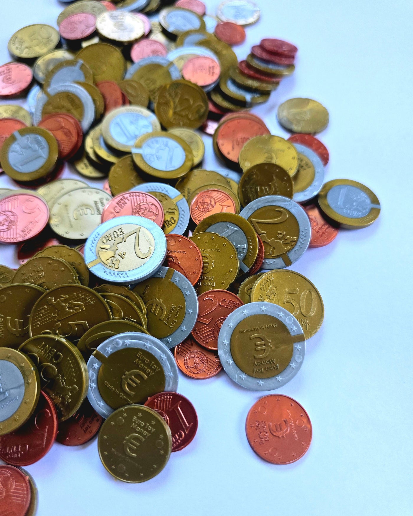 Eurokolikoita kasassa pöydällä. Läheltä kuvattuna.