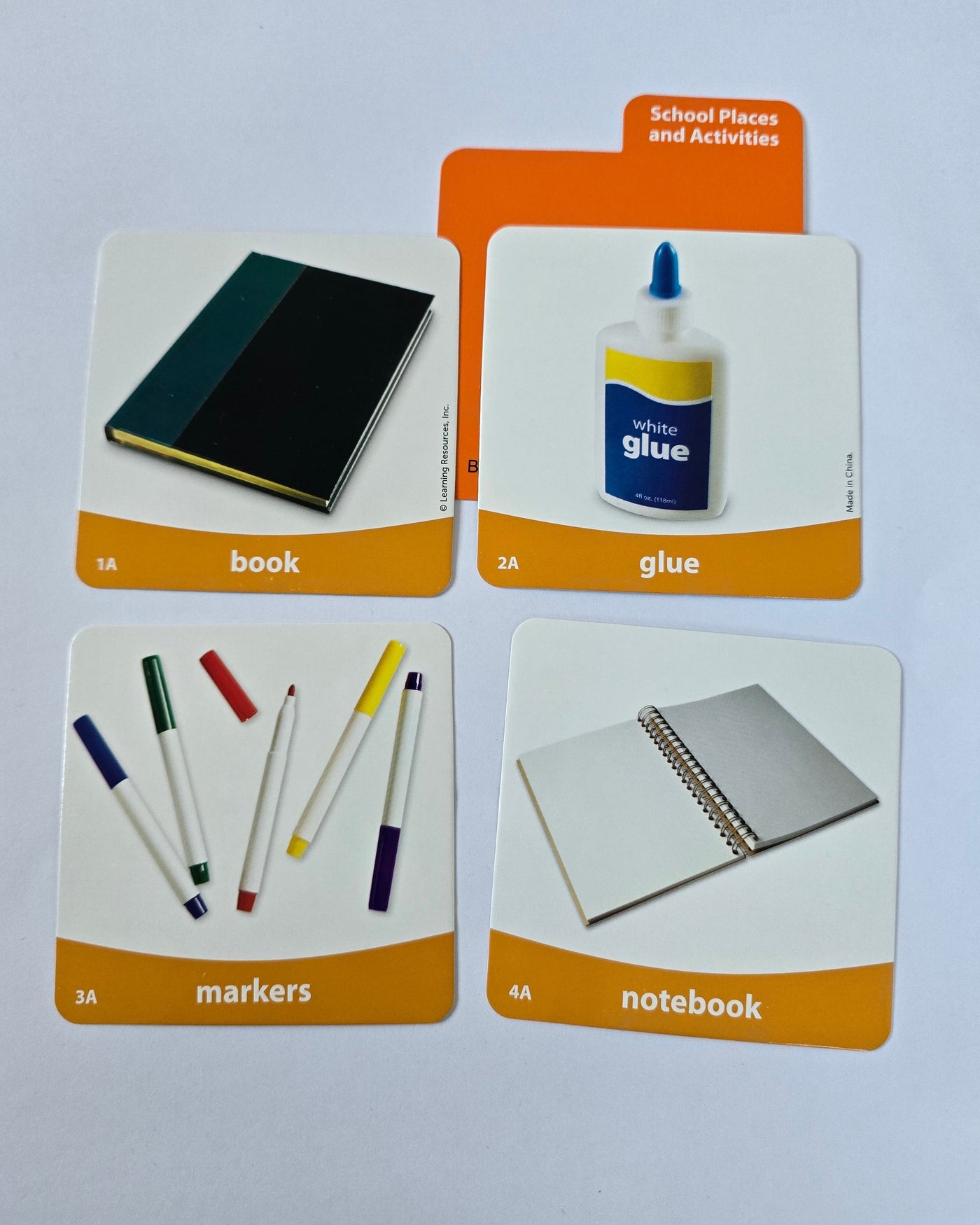 Sanastokortteja pöydällä vierekkäin.