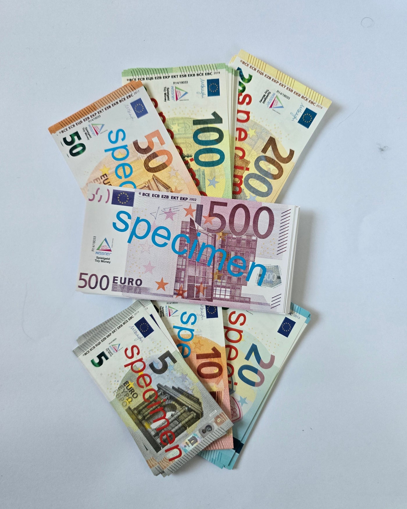 Euroseteleitä pinottuna lomittain toistensa päälle.