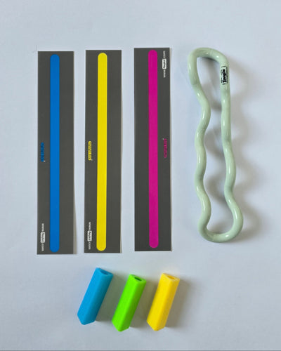 Kuvassa tuotepaketin tuotteet eli kolme lukuliuskaa, tangle ja kolme kynätukea.